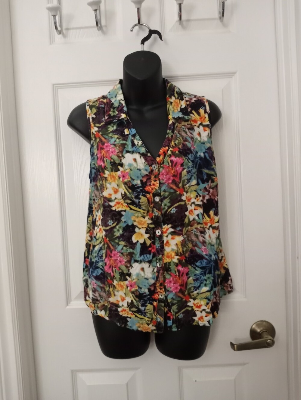 Source Unknown Multicolor Floral Sleeveless Button Front Blouse